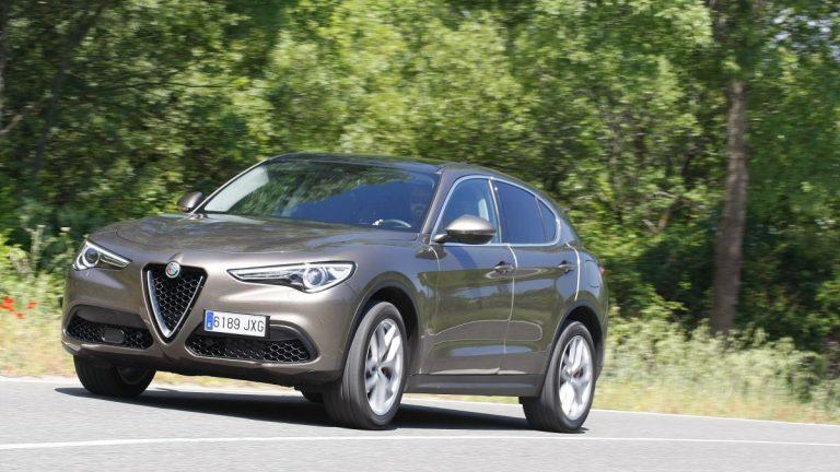 Alfa Romeo Stelvio 2.0 280 CV apoyo curva izquierda