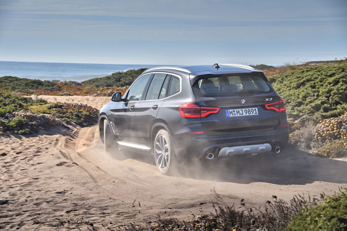 BMW X3 2018: trasera campo