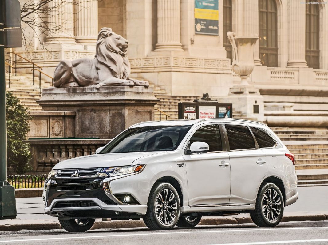Coches híbridos más vendidos en septiembre. Mitsubishi Outlander PHEV: 76 unidades.