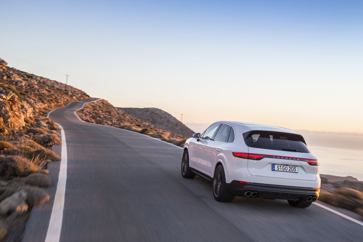 Porsche Cayenne 2018. En movimiento trasera