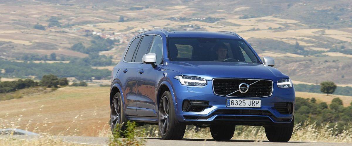 Volvo XC90 2017. En movimiento. coche más seguro