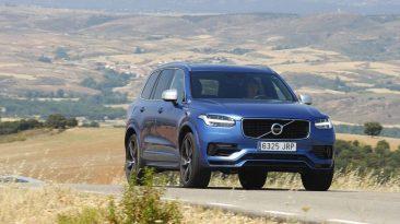 Volvo XC90 2017. En movimiento. coche más seguro
