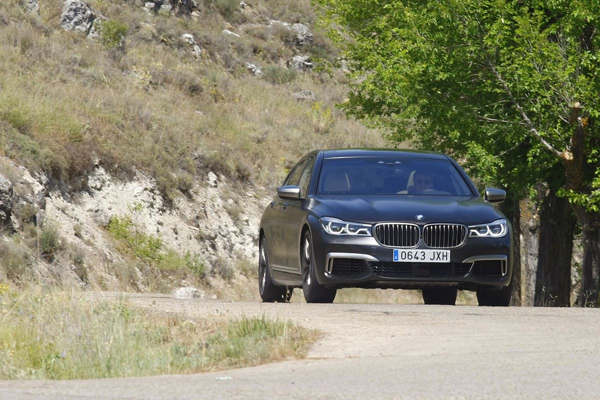 BMW M760Li xDrive. Apoyo en curva