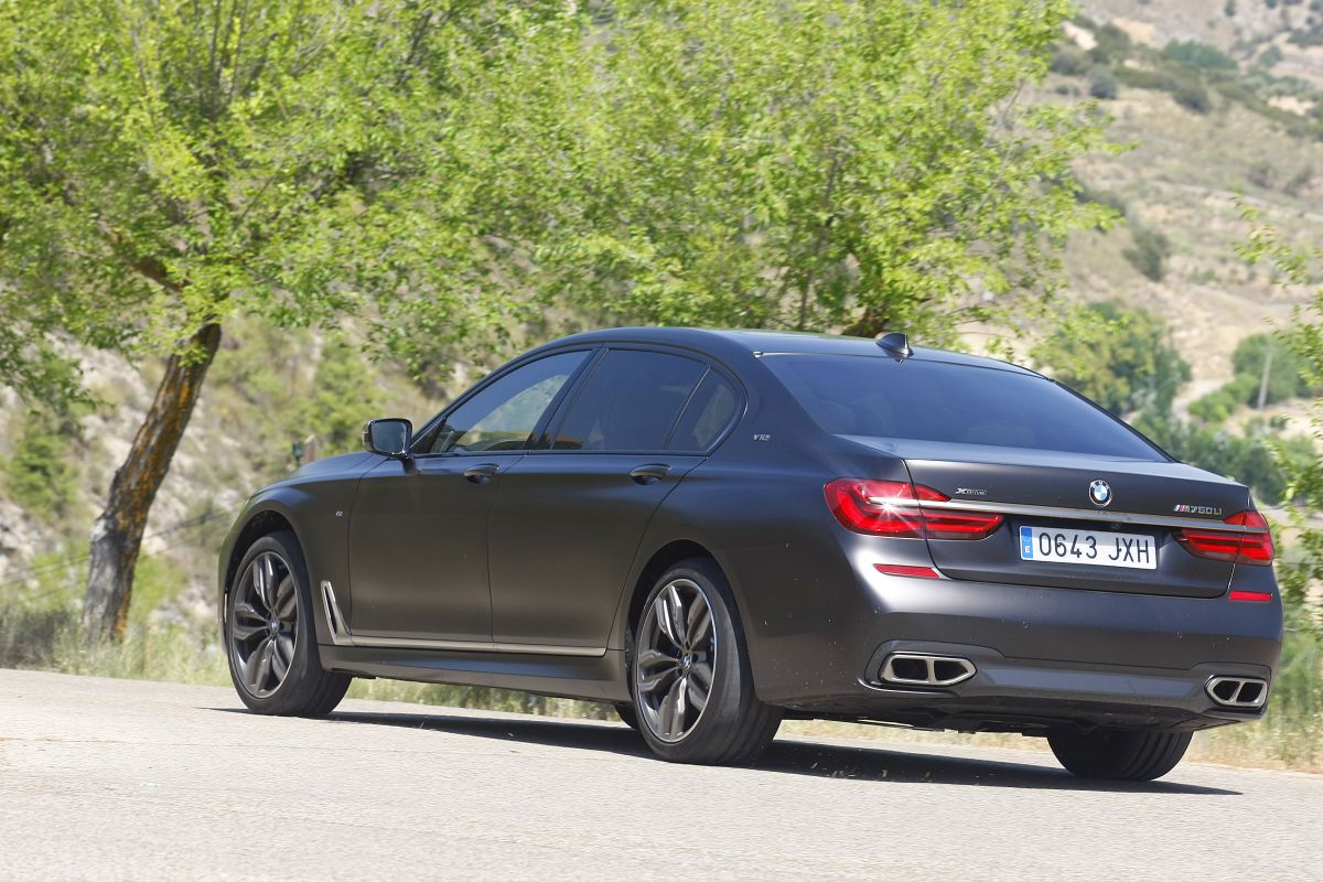 BMW M760Li xDrive. Trasera