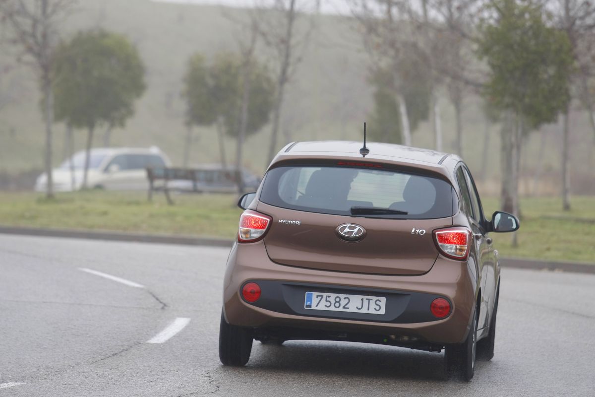 Hyundai i10 1.2 MPI 87 CV. Trasera en curva
