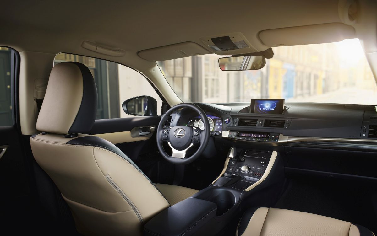 Lexus CT 200h 2017. Asientos delanteros