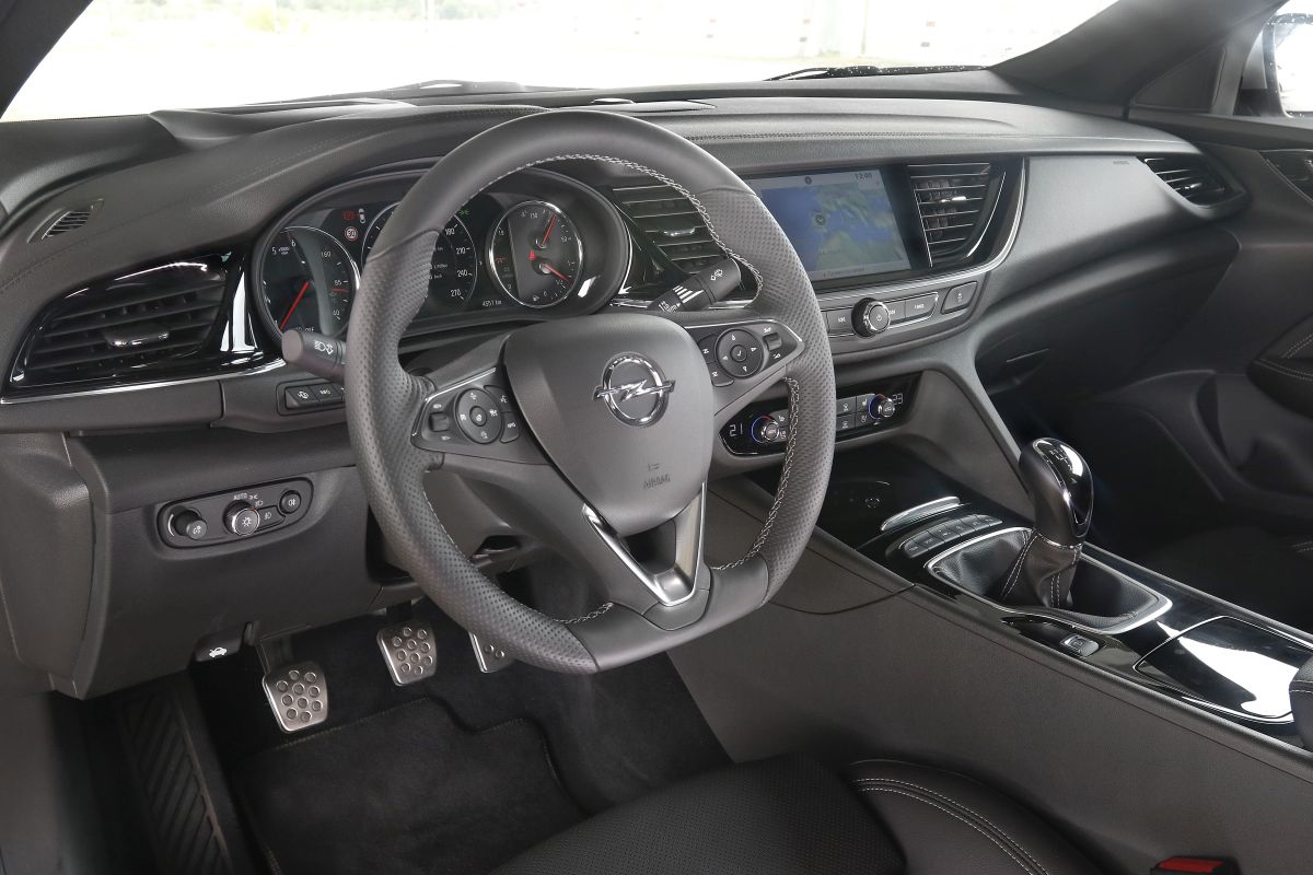 Opel Insignia Grand Sport 1.6 CDTi 136 CV. Salpicadero