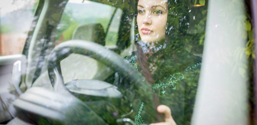 Mujer musulmana conduciendo