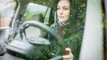 Mujer musulmana conduciendo