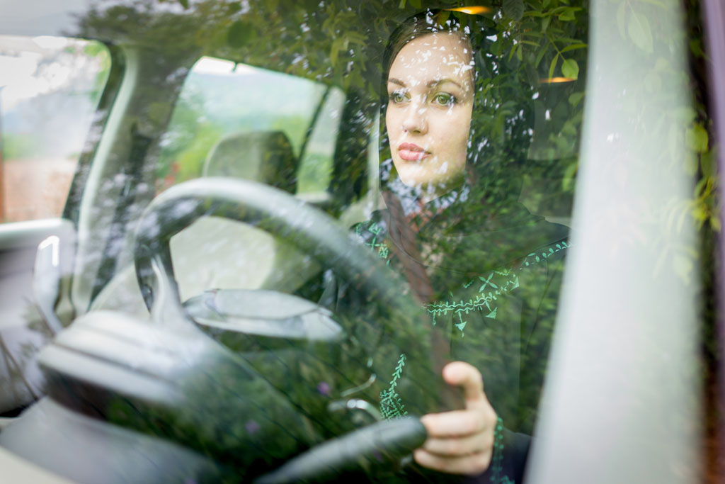 Mujer musulmana conduciendo