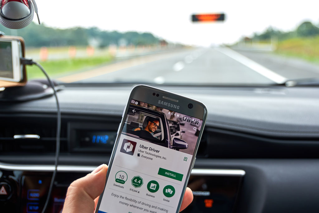 Barcelona limitara el uso de Uber y Cabify