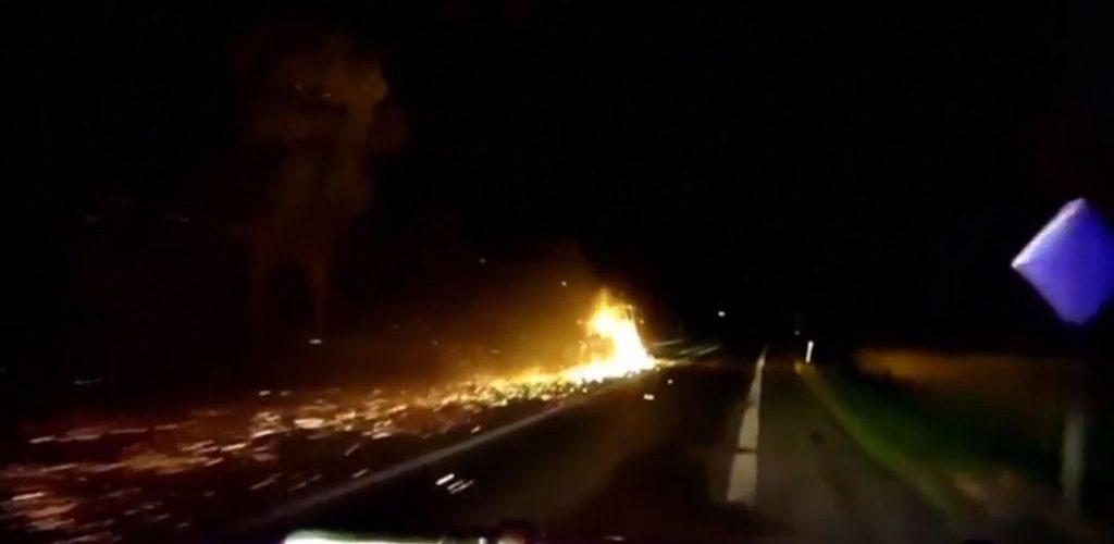 Circula 20 km con un remolque envuelto en llamas