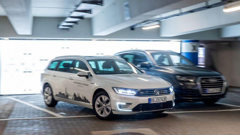 Volkswagen que aparcan solos en pruebas