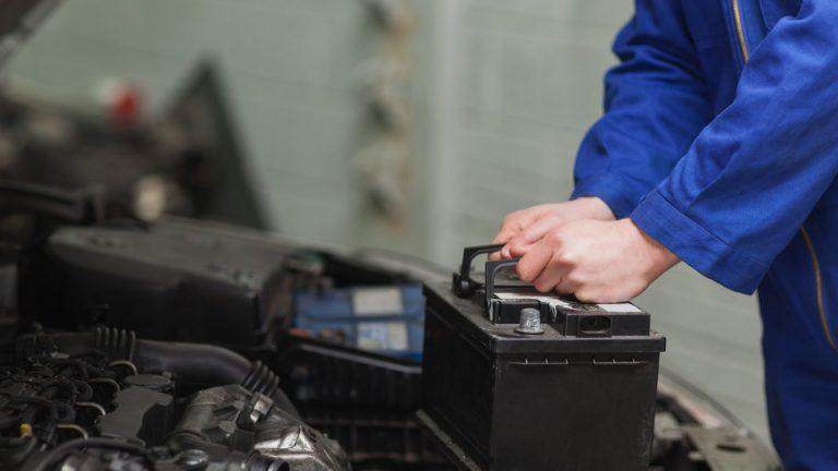 cambiar batería coche
