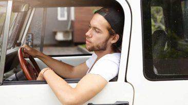 Sí, te pueden multar por conducir con el codo fuera