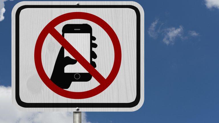 Inauguran en Reino Unido un ''radar'' que detecta cuando usas el móvil al volante