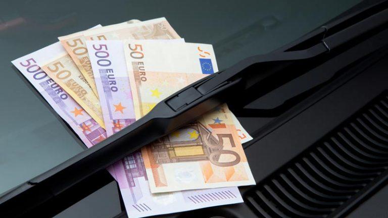 El motivo por el que no debes coger el billete de 50 euros que veas en tu coche