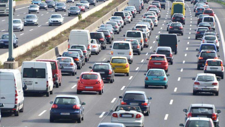 Tráfico de verano carreteras. emisiones