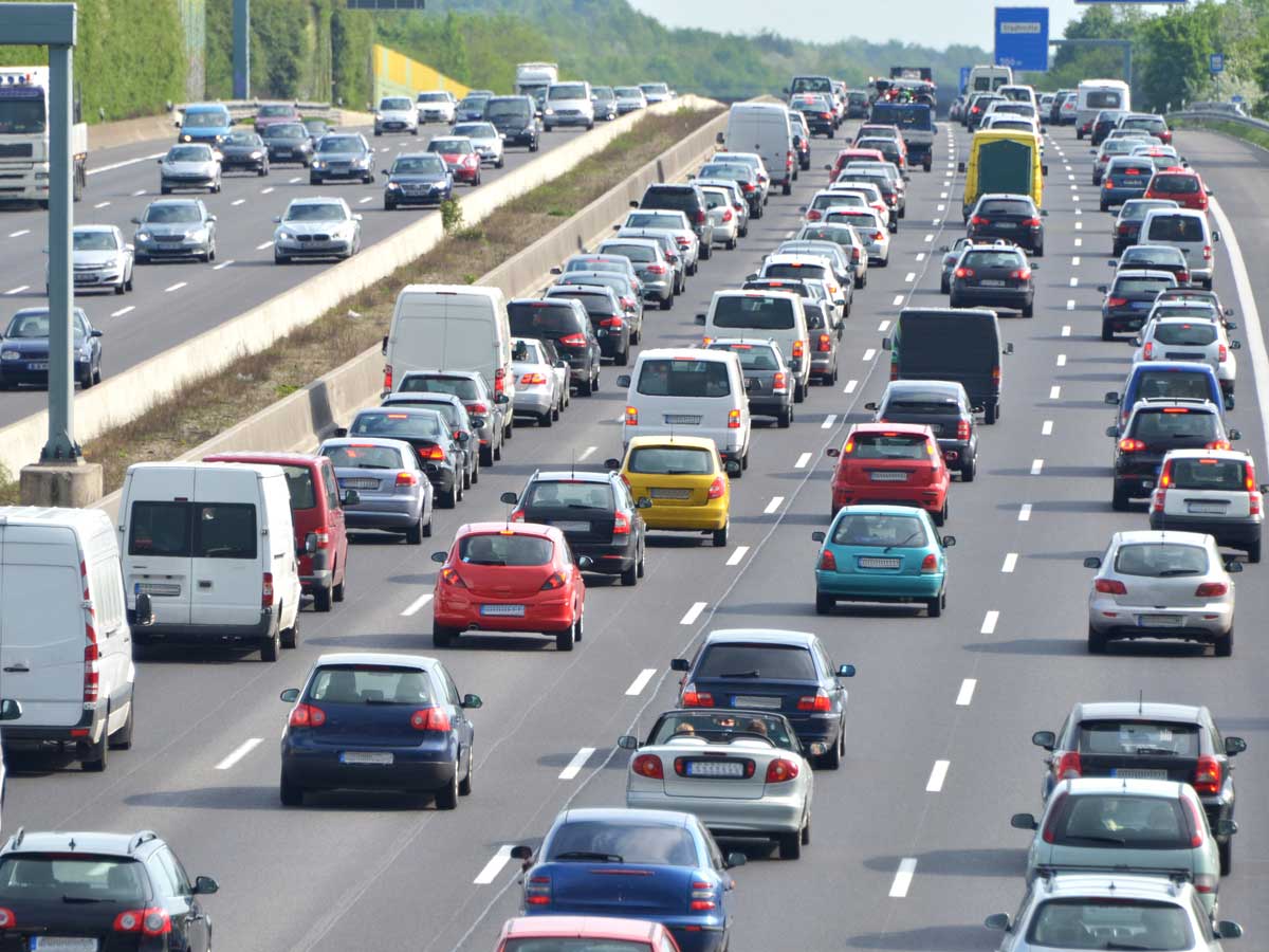 Tráfico de verano carreteras. emisiones