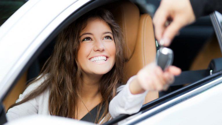 coche gasolina. millennials