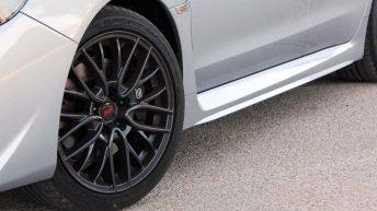 Prueba Subaru WRX STi - Llantas de 18 pulgadas y detalle de taloneras