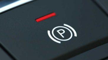 Roba un coche y luego lo abandona por no saber quitar el freno de mano