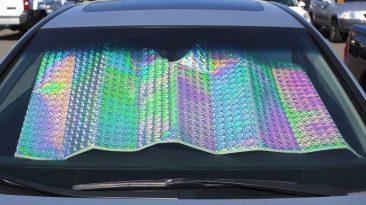 Sí, poner el parasol en tu coche ayuda más de lo que crees