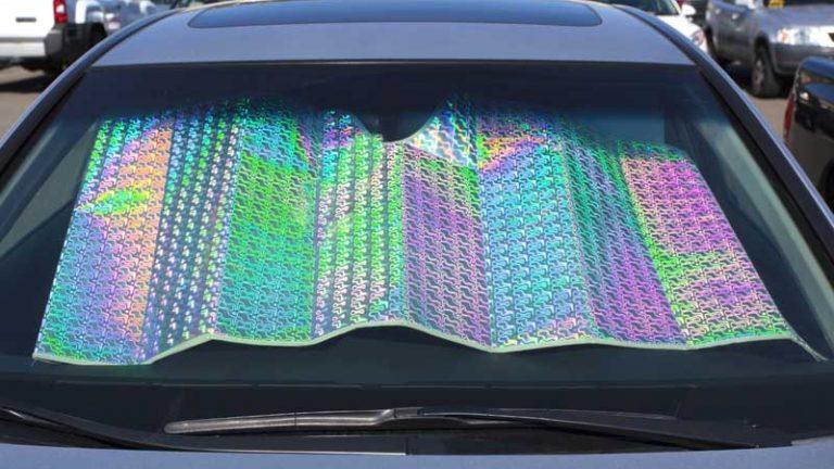 Sí, poner el parasol en tu coche ayuda más de lo que crees