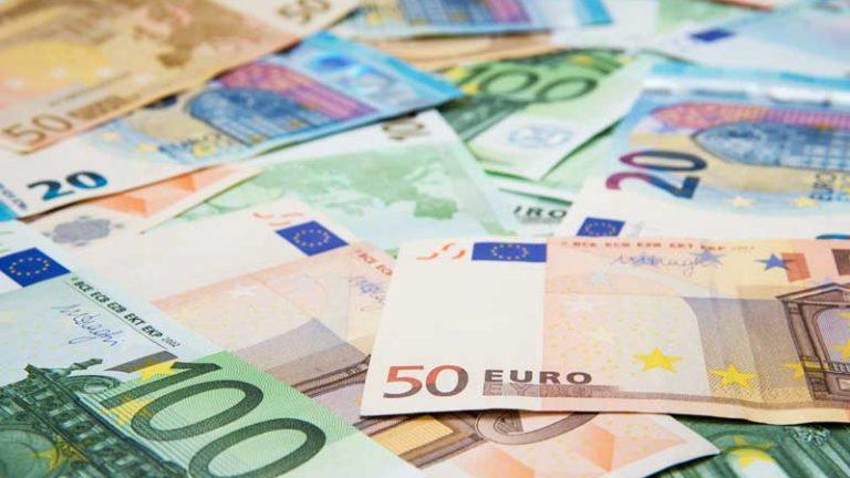 encuentra dinero en la autovía