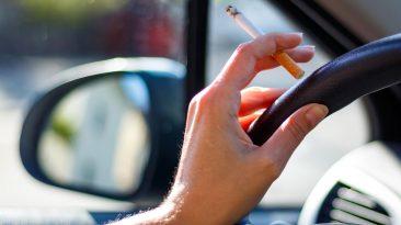 fumar en el coche olor