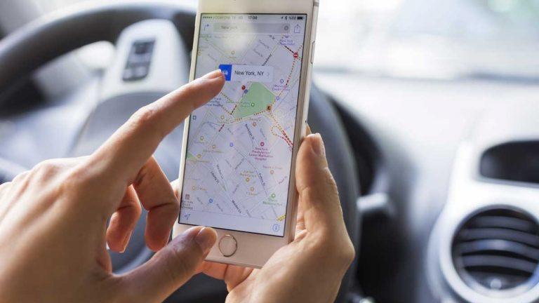 El 44% de los padres usa el móvil en el coche aunque viaje con sus hijos