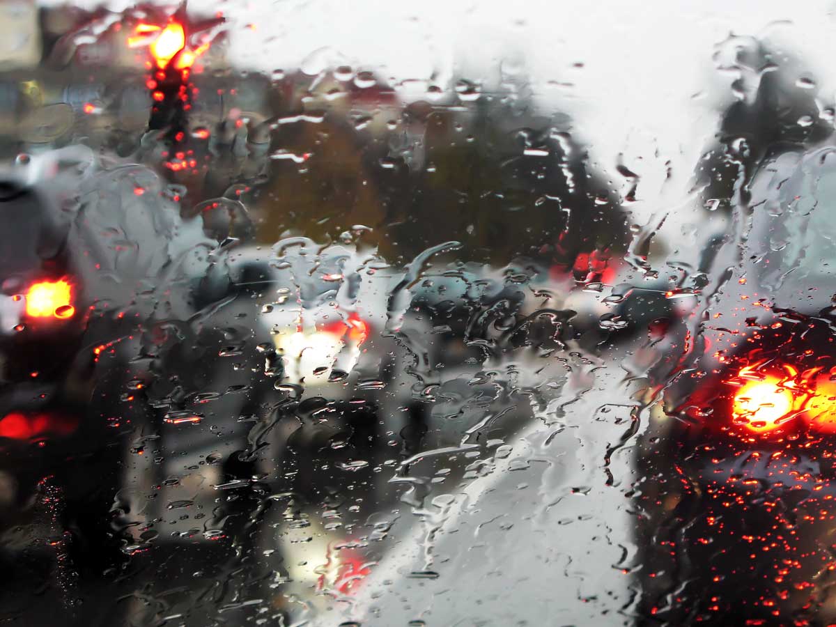 ¿Por qué cuando llueve hay más atascos en las ciudades?