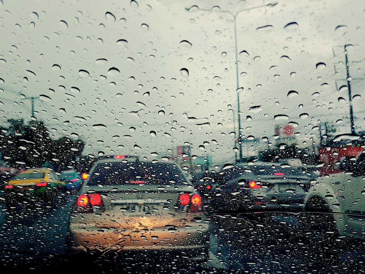 ¿Por qué cuando llueve hay más atascos en las ciudades?