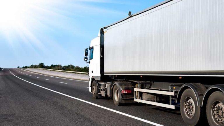 Camiones camuflados para vigilar el uso del móvil, la última idea de la DGT