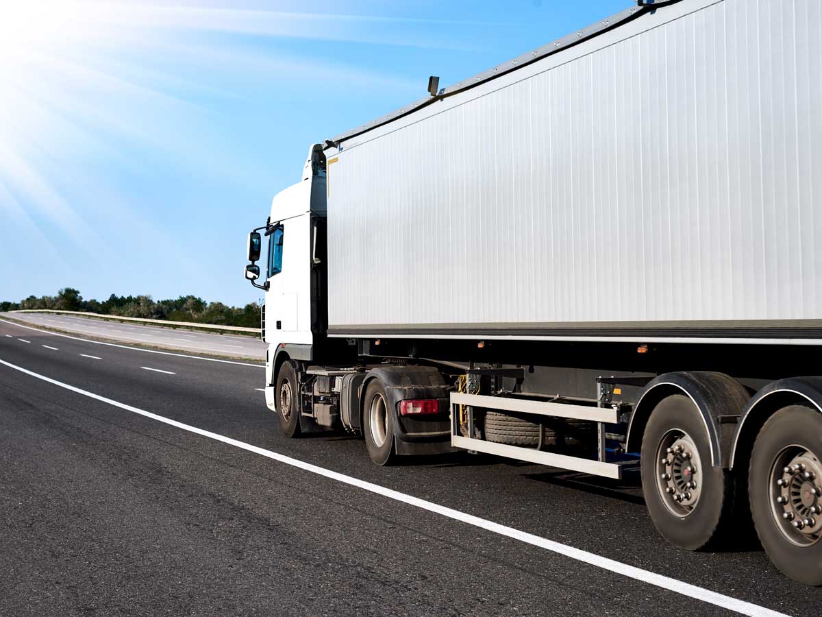 Camiones camuflados para vigilar el uso del móvil, la última idea de la DGT