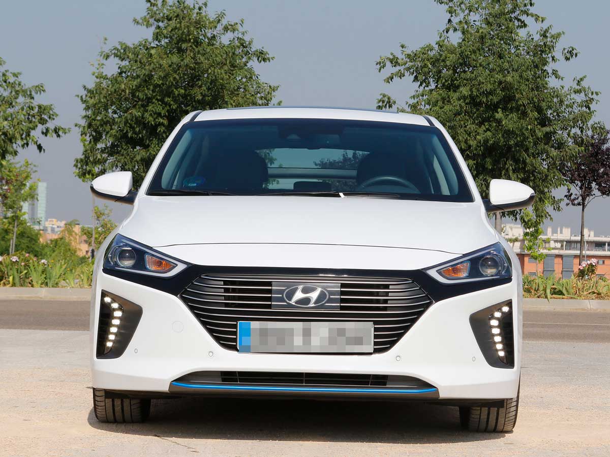 comparativa hyundai ioniq hibrido vs. seat león gnc