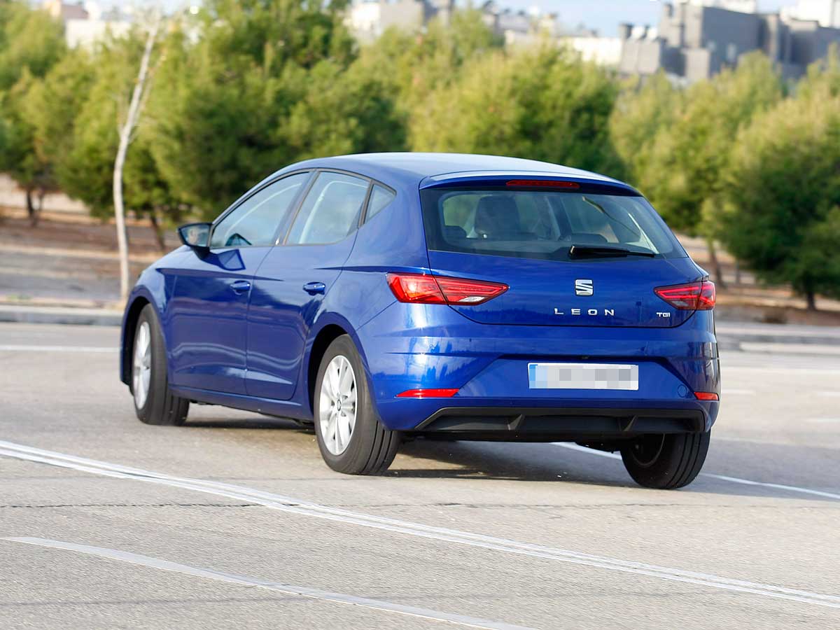comparativa hyundai ioniq hibrido vs. seat león gnc
