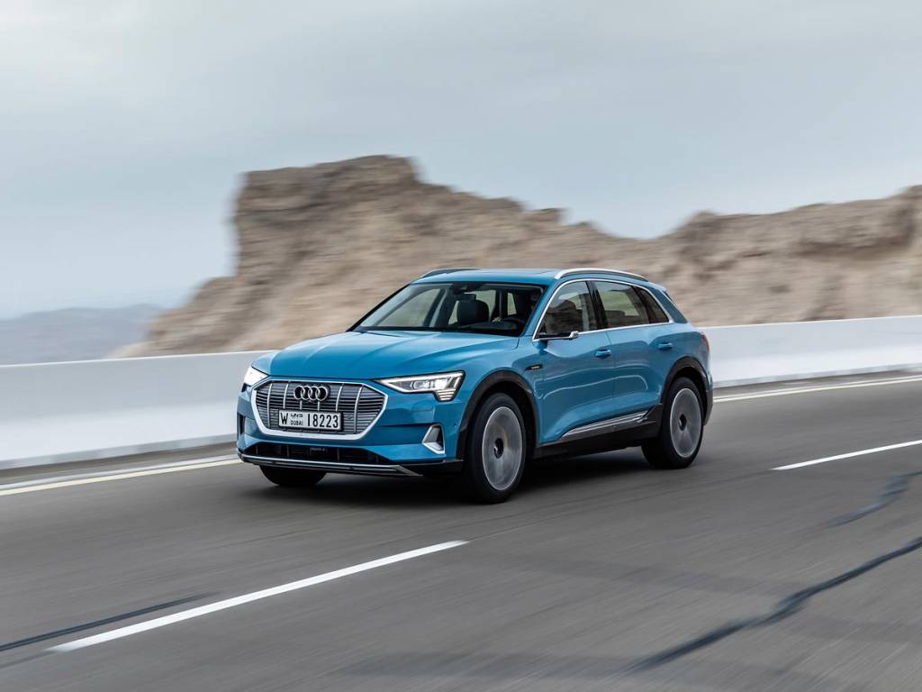 prueba Audi e-tron azul