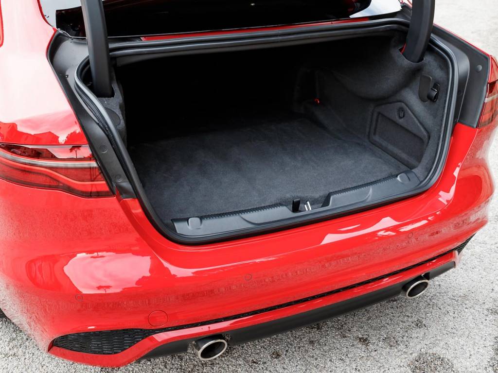 maletero Jaguar XE