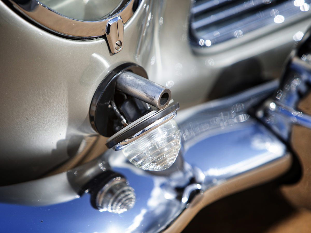 Aston Martin DB5 1965 James Bond