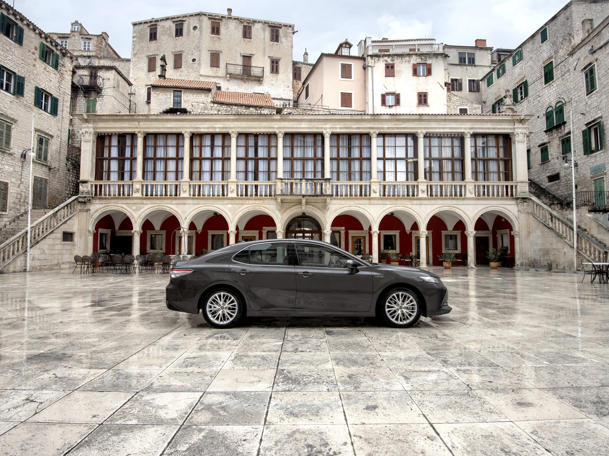 Toyota Camry Hybrid 2019