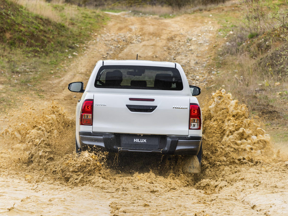 Toyota Hilux Legend Black 2019