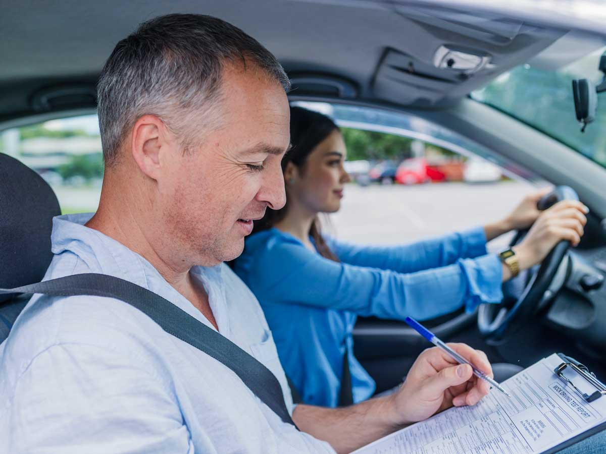 la dgt permite ayudas a la conducción