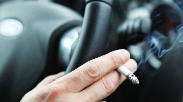fumar conduciendo