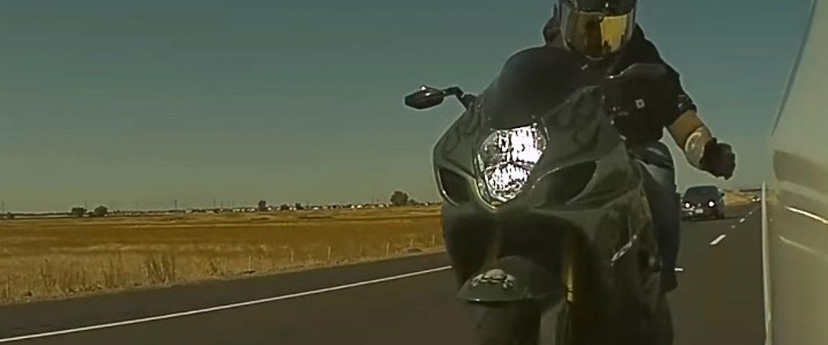 motorista rompe retrovisor