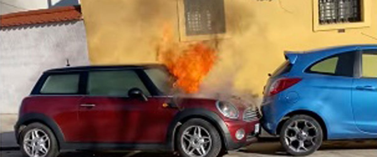 coche en llamas