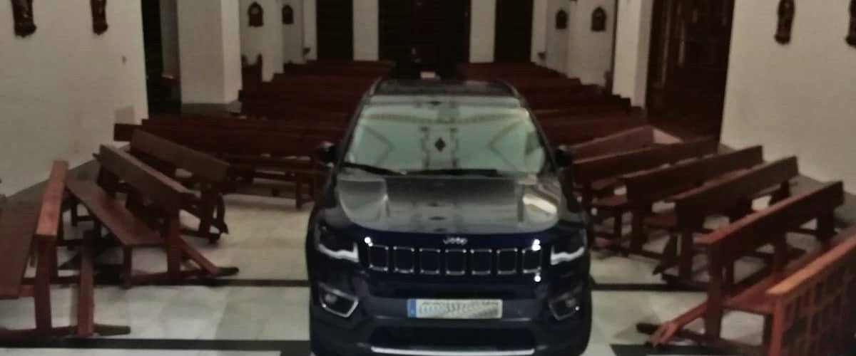 coche en una iglesia