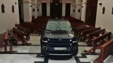 coche en una iglesia