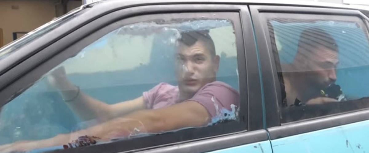 coche piscina vídeo