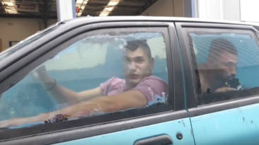 coche piscina vídeo